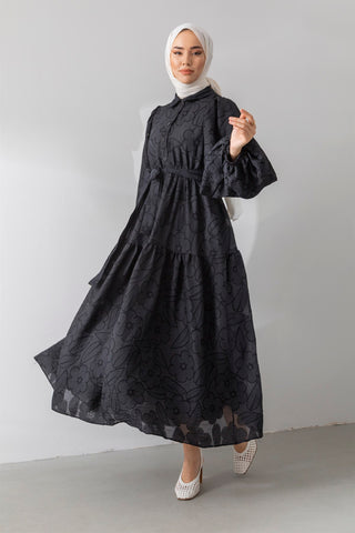 Geblümtes schwarzes Kleid